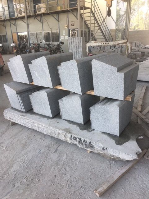 白麻石材圓柱加工與深圳石材廠的異型加工服務